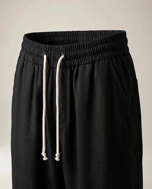 Pantaloni jogger negri de damă cu talie elastică și șnur alb, model casual relaxed fit, perfecți pentru ținute lejere de zi