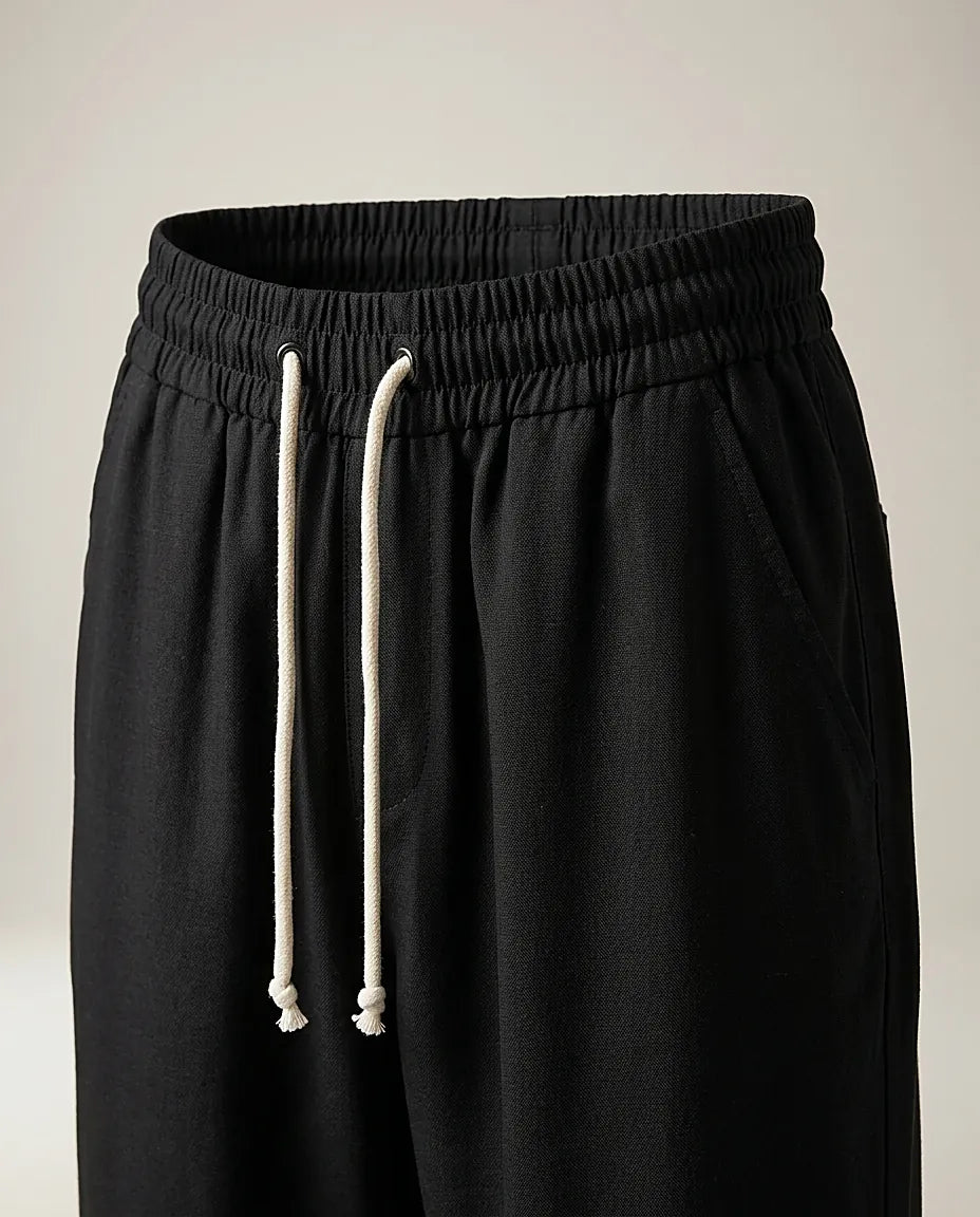 Pantaloni jogger negri de damă cu talie elastică și șnur alb, model casual relaxed fit, perfecți pentru ținute lejere de zi