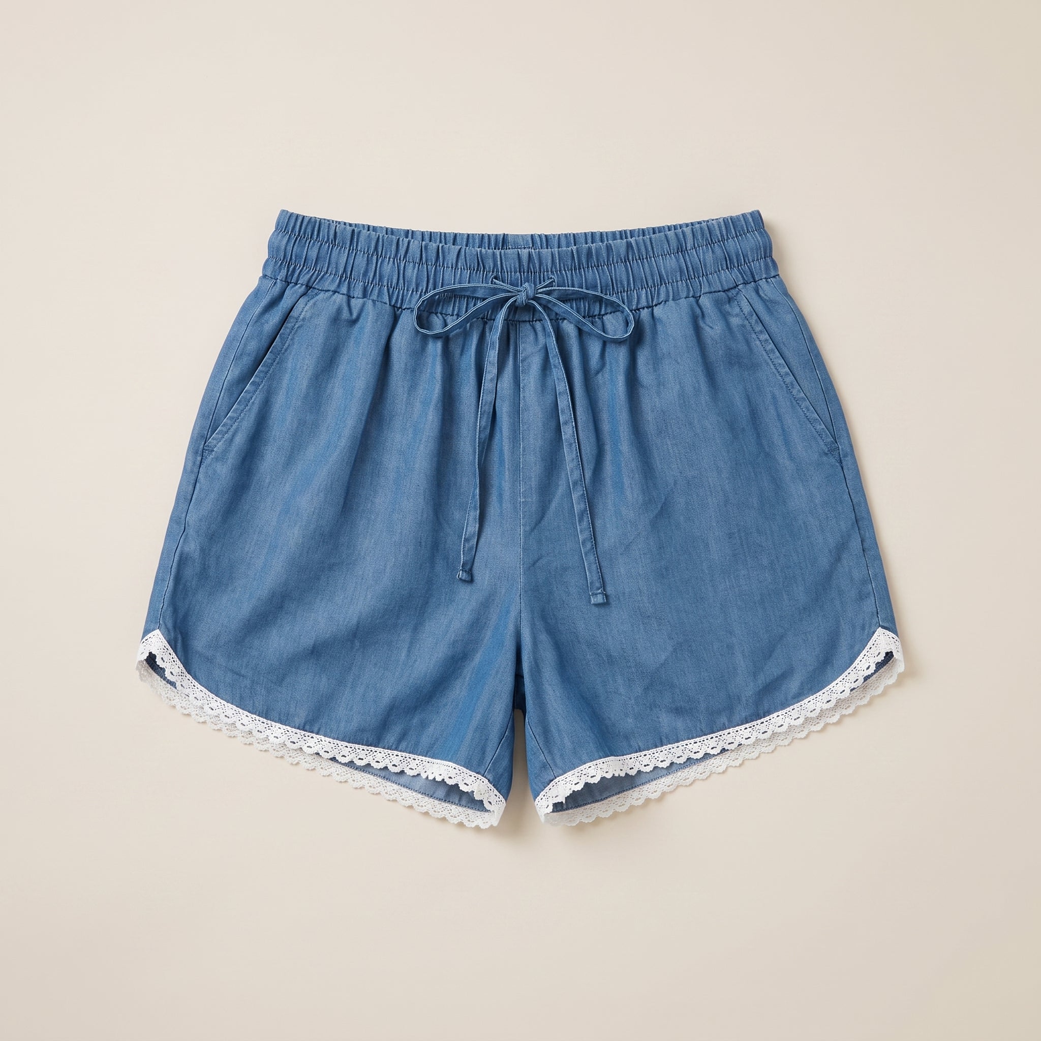 Pantaloni scurți din denim cu dantelă, albaștri — hero_intins