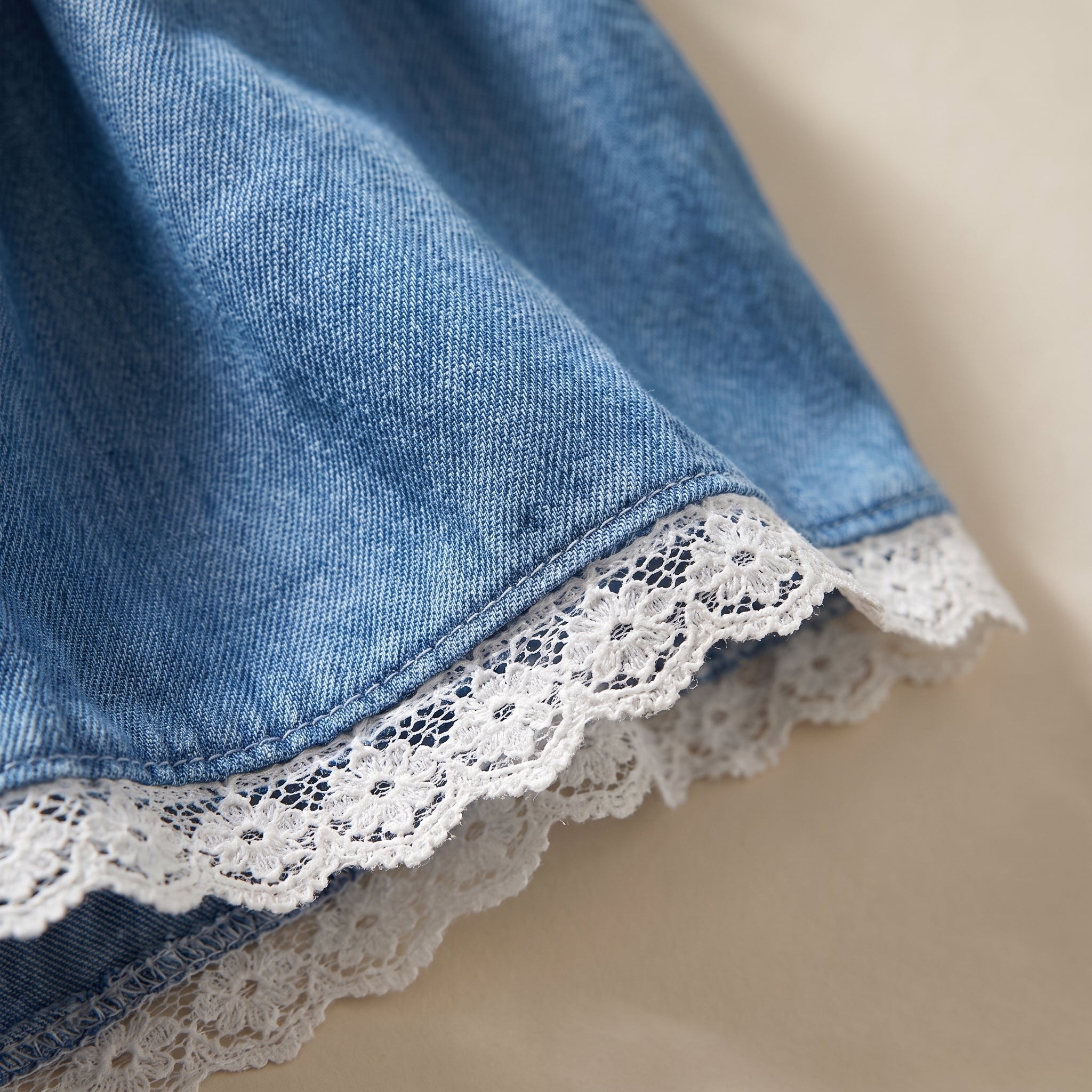 Pantaloni scurți din denim cu dantelă, albaștri — detaliu material