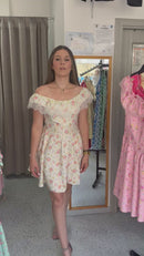 Rochie scurtă cu umerii goi și imprimeu floral – Mărime Universală (XS-L)
