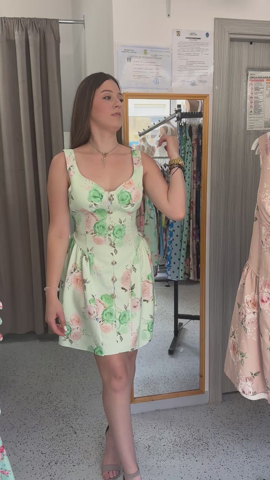 Rochie scurtă cu imprimeu floral și nasturi decorativi – Elegantă și feminină