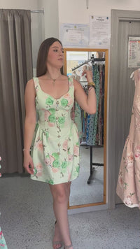 Rochie scurtă cu imprimeu floral și nasturi decorativi – Elegantă și feminină