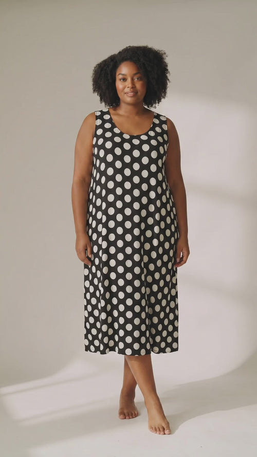 Rochie midi lejeră neagră cu buline albe – elegantă pentru doamne cu forme