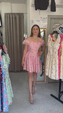 Rochie scurtă cu umerii goi și imprimeu floral – Mărime Universală (XS-L)