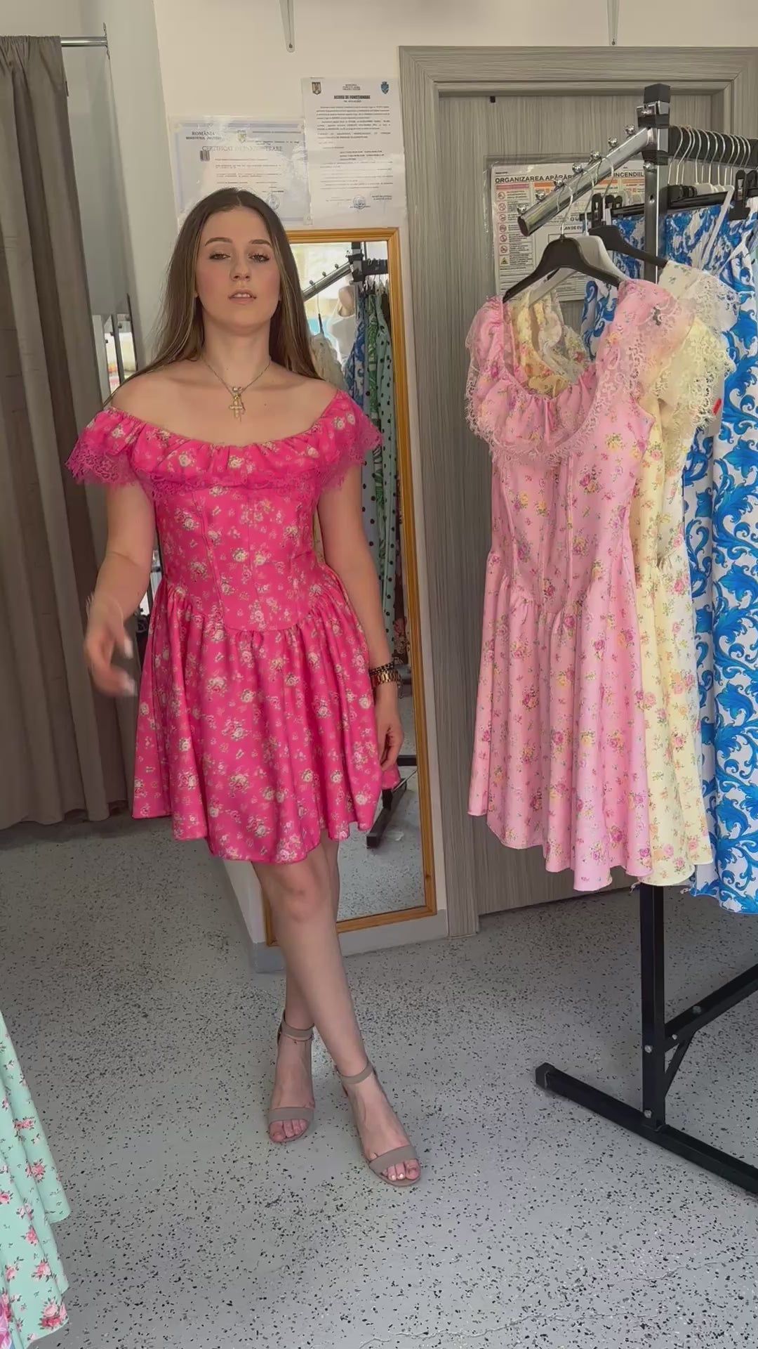 Rochie scurtă cu umerii goi și imprimeu floral – Mărime Universală (XS-L)