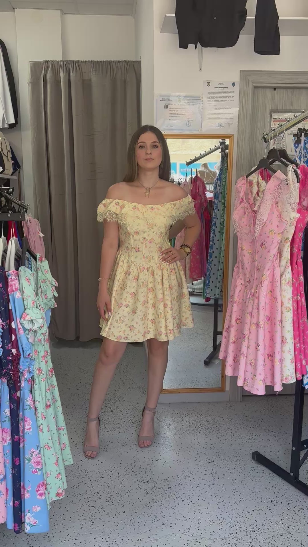 Rochie scurtă cu umerii goi și imprimeu floral – Mărime Universală (XS-L)