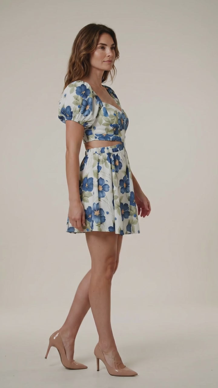 Rochie scurtă de vară albă cu imprimeu floral albastru