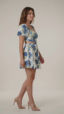 Rochie scurtă de vară albă cu imprimeu floral albastru