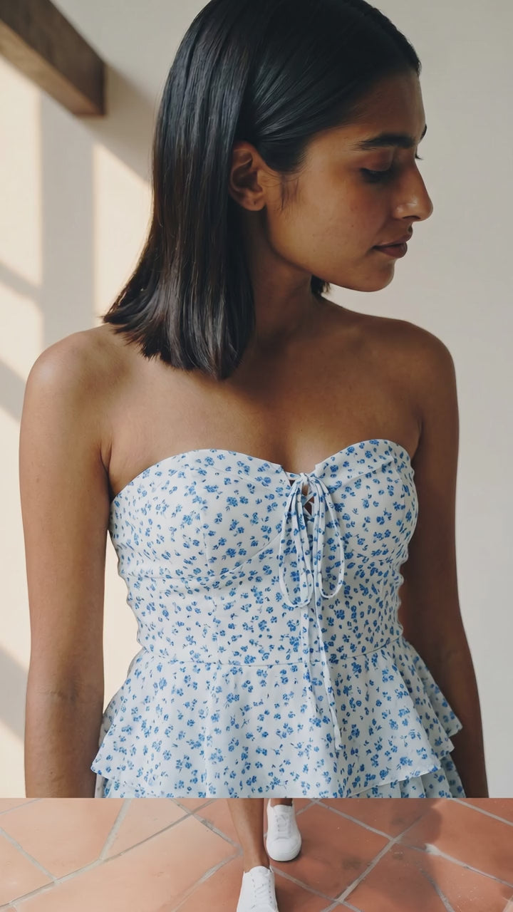 Rochie scurtă albă cu imprimeu floral bleu și volane