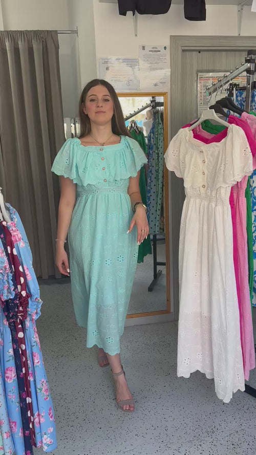 Rochie lungă din bumbac brodat cu volane – Eleganță și confort pentru sezonul cald