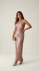 Rochie de seară elegantă maxi one-shoulder, pliuri diagonale și decupaj lateral, culoare rose gold metalizat