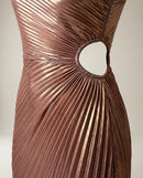 Rochie de seară elegantă maxi one-shoulder, pliuri diagonale și decupaj lateral, culoare rose gold metalizat