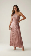 Rochie de seară elegantă maxi pe un umăr, satinată cu pliuri diagonale, decupaj lateral, stil grecian, culoare bronz rose gold