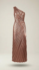Rochie de seară elegantă maxi pe un umăr, satinată cu pliuri diagonale, decupaj lateral, stil grecian, culoare bronz rose gold