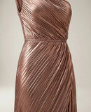 Rochie de seară elegantă maxi pe un umăr, satinată cu pliuri diagonale, decupaj lateral, stil grecian, culoare bronz rose gold