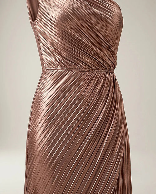 Rochie de seară elegantă maxi pe un umăr, satinată cu pliuri diagonale, decupaj lateral, stil grecian, culoare bronz rose gold