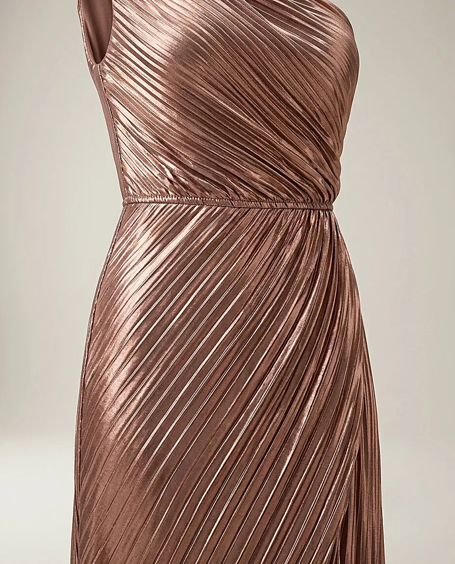 Rochie de seară elegantă maxi pe un umăr, satinată cu pliuri diagonale, decupaj lateral, stil grecian, culoare bronz rose gold