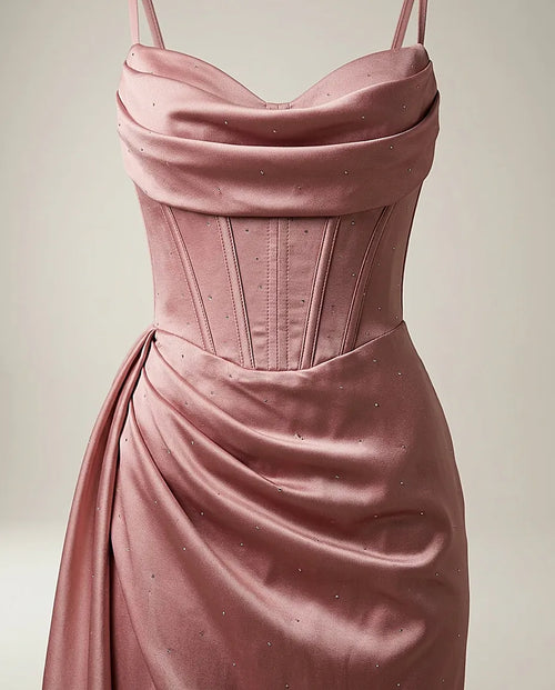 Rochie de seară lungă, elegantă, roz prăfuit, din material satinat cu cristale discrete, decolteu drapat și corset, crăpătură pe picior