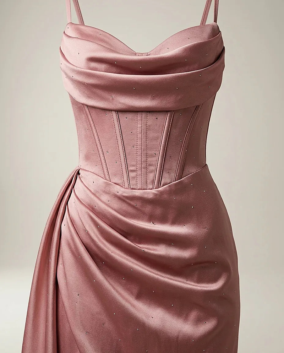 Rochie de seară lungă, elegantă, roz prăfuit, din material satinat cu cristale discrete, decolteu drapat și corset, crăpătură pe picior