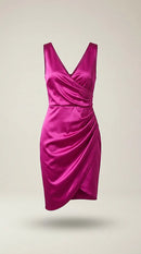 Rochie elegantă de cocktail fucsia din satin, cu decolteu în v și design drapat asimetric