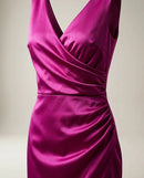 Rochie elegantă de cocktail fucsia din satin, cu decolteu în v și design drapat asimetric