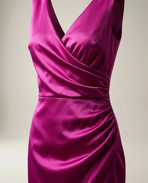 Rochie elegantă de cocktail fucsia din satin, cu decolteu în v și design drapat asimetric