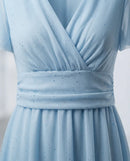 Rochie elegantă de ocazie baby blue, lungime medie, cu sclipici, din voal, cu decolteu în v și mâneci fluture, ideală pentru nuntă sau botez