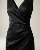 Rochie elegantă de seară scurtă neagră mini, stil petrecut cu decolteu în v adânc, din material satinat