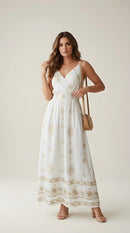 Rochie elegantă lungă de vară, stil boho-chic, albă cu broderie aurie, decolteu petrecut și talie elastică