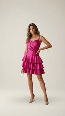 Rochie elegantă scurtă de seară fucsia din satin cu volane suprapuse, model cocktail scurt cu decolteu în formă de inimă