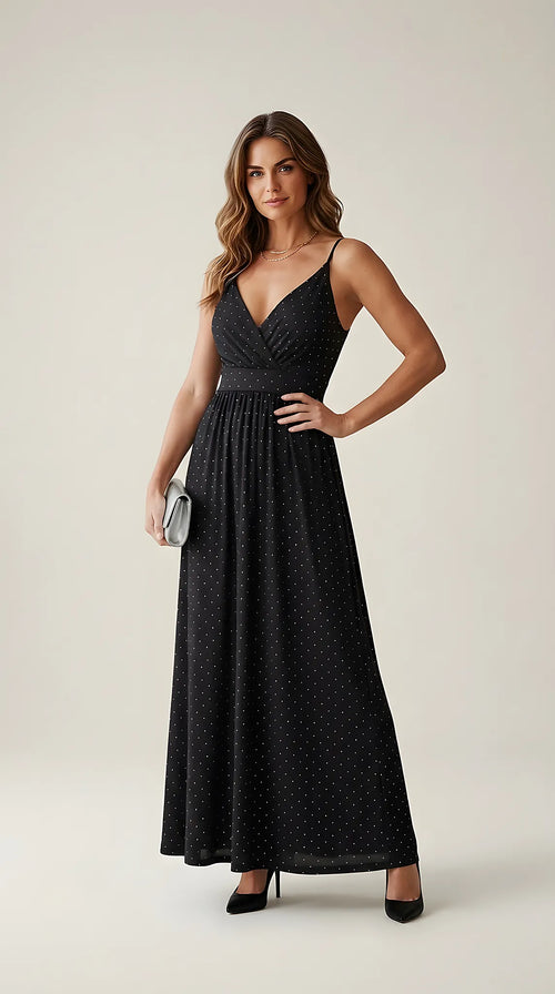 Rochie lungă de seară elegantă, neagră, cu crăpătură pe picior și inserții strălucitoare, decolteu în v și bretele subțiri, ideală pentru evenimente speciale