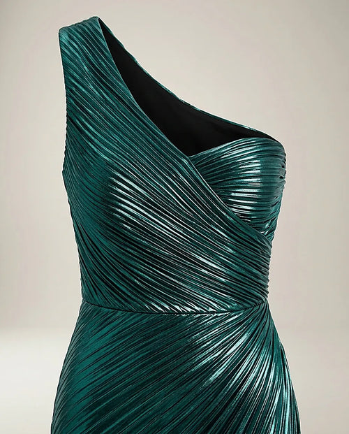 Rochie lungă de seară elegantă pe un umăr, cu design plisat și efect metalizat, decupaj lateral, culoare teal smarald