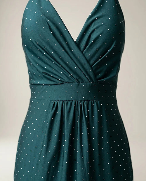 Rochie lungă elegantă de ocazie, verde petrol cu buline albe, decolteu în v și guler halter, prevăzută cu șnur tip corset la spate