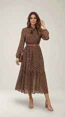 Rochie maro midi elegantă din șifon cu buline, guler cu fundă și cordon în talie, stil boho-chic