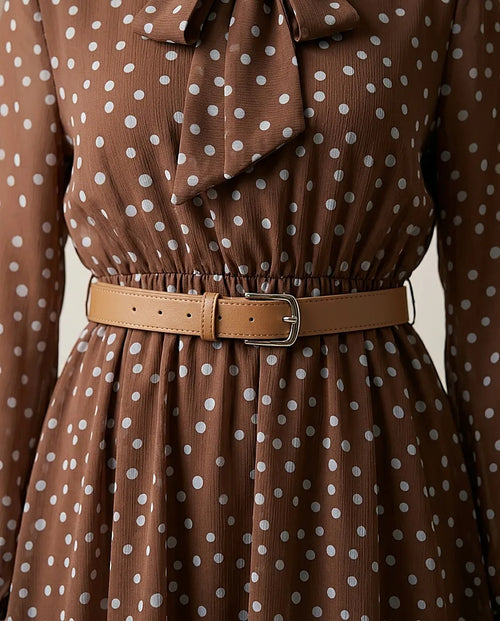 Rochie maro midi elegantă din șifon cu buline, guler cu fundă și cordon în talie, stil boho-chic