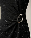 Rochie neagră elegantă midi, cu mânecă scurtă, aplicații strălucitoare tip cristal și detaliu drapat cu cataramă statement în talie