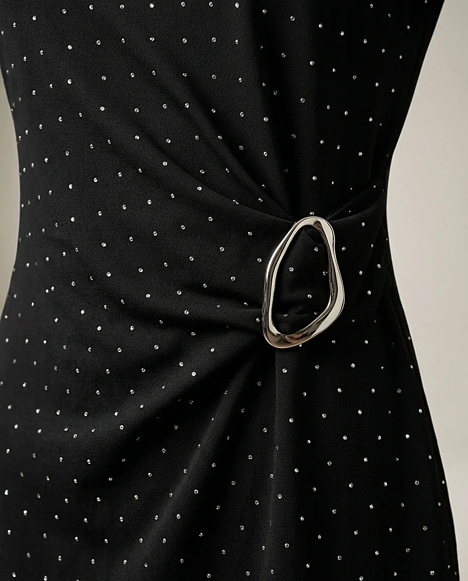 Rochie neagră elegantă midi, cu mânecă scurtă, aplicații strălucitoare tip cristal și detaliu drapat cu cataramă statement în talie