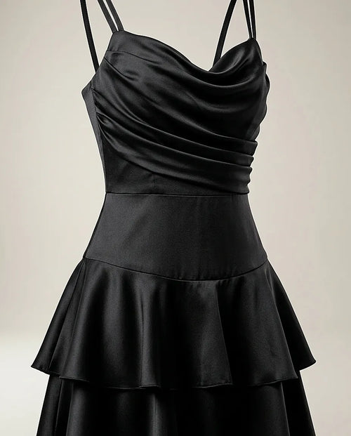 Rochie neagră scurtă de seară cu volane în trepte și decolteu drapat, elegantă pentru petrecere sau cocktail