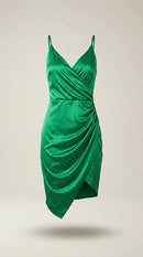 Rochie scurtă elegantă de petrecere verde smarald, cu bretele subțiri, detalii drapate și strasuri scânteietoare, stil cocktail mini