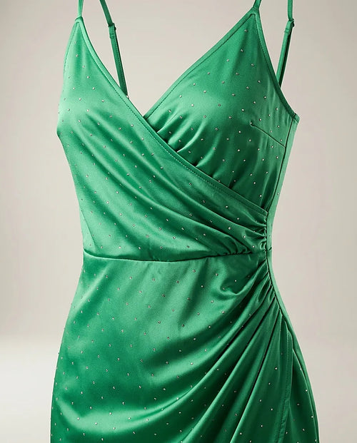 Rochie scurtă elegantă de petrecere verde smarald, cu bretele subțiri, detalii drapate și strasuri scânteietoare, stil cocktail mini