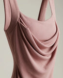 Rochie sport-casual din material striat elastic roz prăfuit cu drapaj pe bust și sclipici