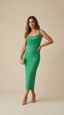 Rochie sport-casual verde cu decolteu drapat și strasuri, model midi bodycon din material striat elastic