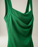 Rochie sport-casual verde cu decolteu drapat și strasuri, model midi bodycon din material striat elastic