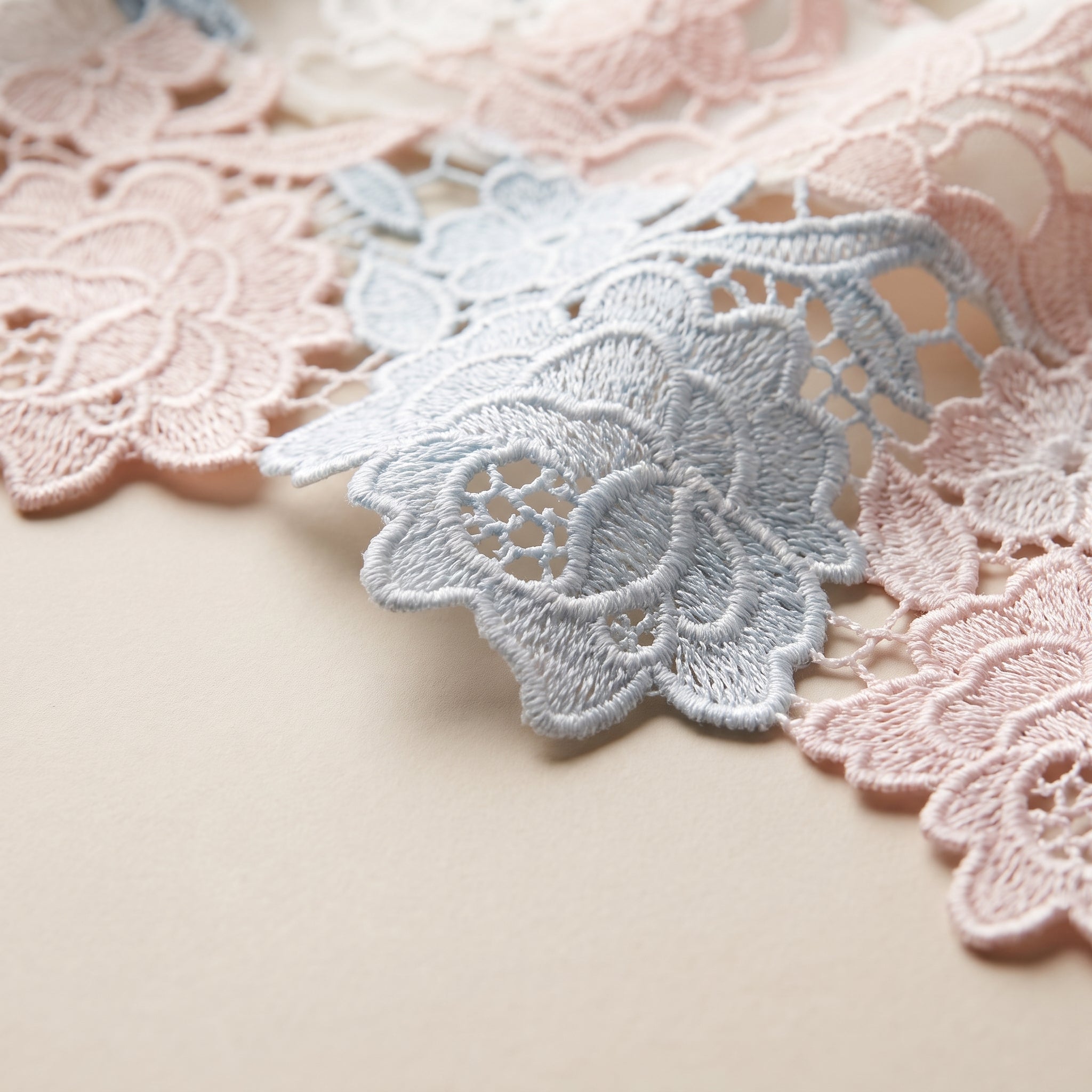 Top scurt cu broderie florală și fundă — detail_constructie