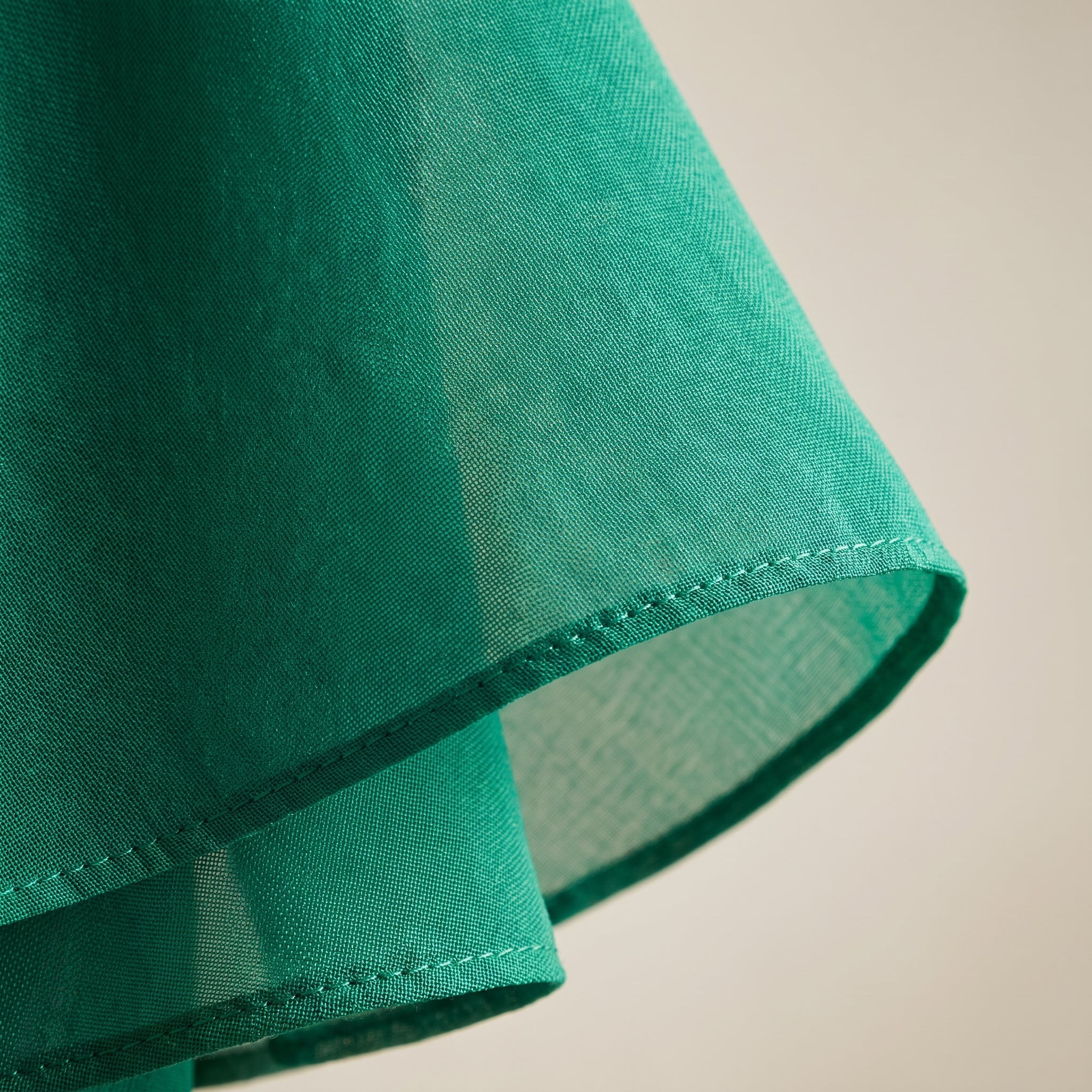 Top scurt cu volane suprapuse, verde smarald — detail_constructie