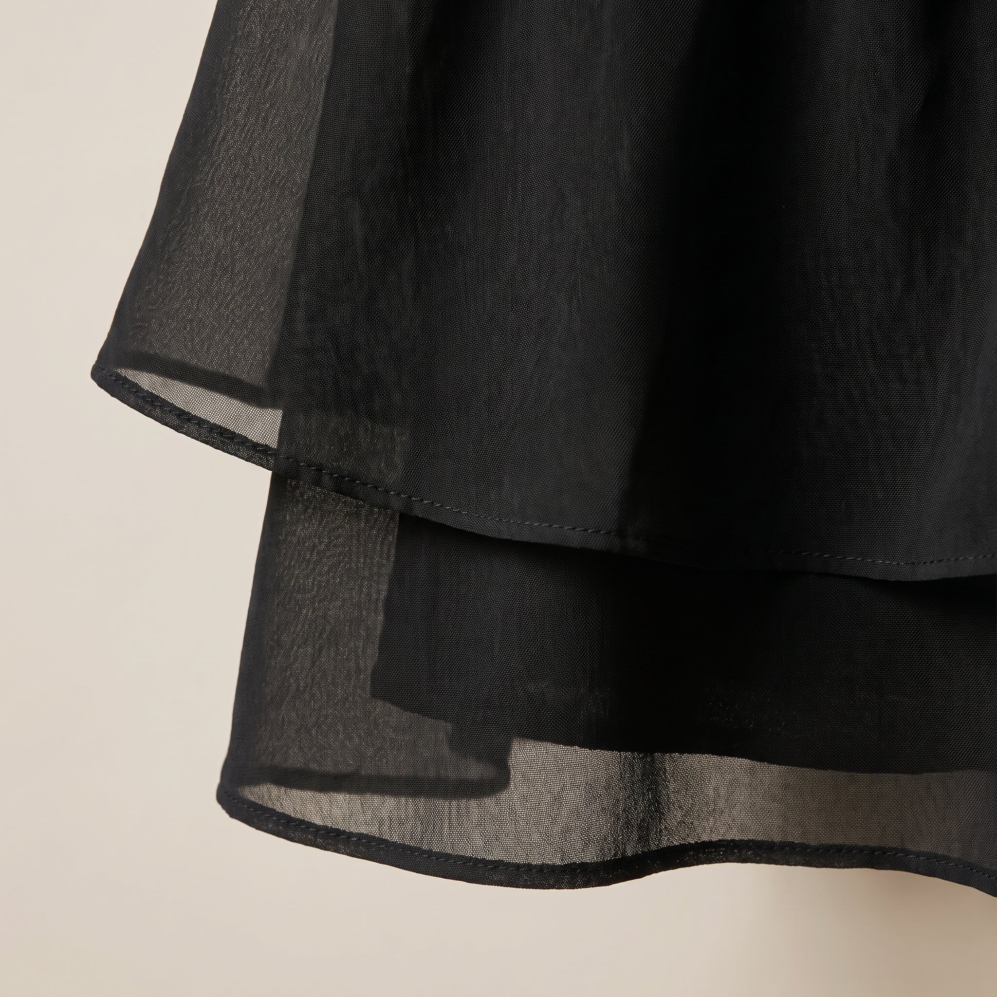 Top cu volane și umerii goi, negru — detail_constructie