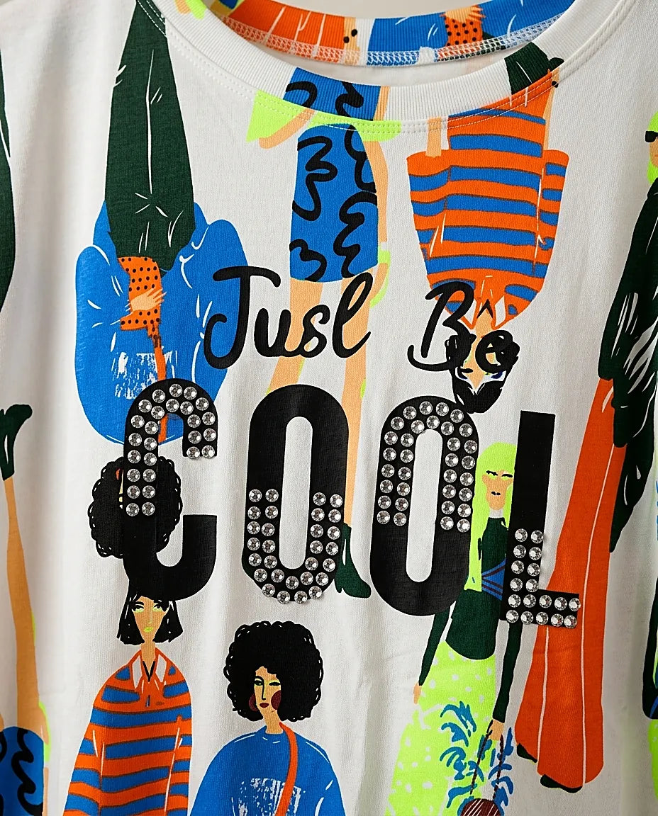 Tricou alb damă cu imprimeu artistic multicolor 'fashion people' și text 'just be cool' cu aplicații de strasuri