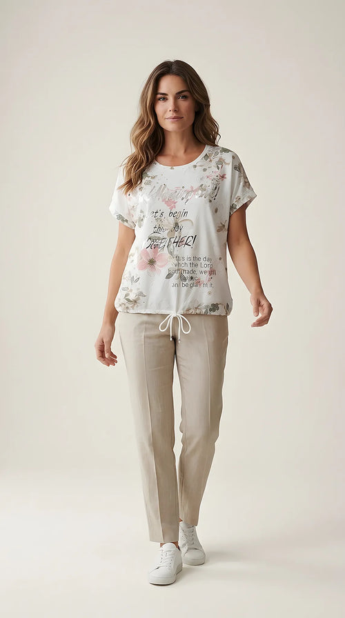 Tricou alb de damă cu imprimeu floral roz și mesaj inspirațional argintiu, mânecă scurtă și șnur reglabil în talie