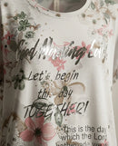 Tricou alb de damă cu imprimeu floral roz și mesaj inspirațional argintiu, mânecă scurtă și șnur reglabil în talie